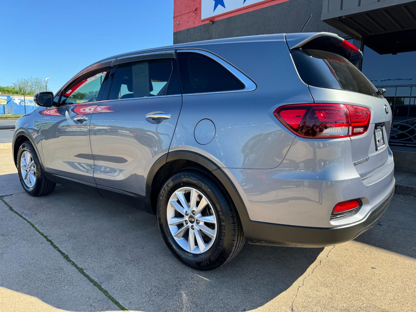 2019 SILVER KIA SORENTO LX; L (5XYPG4A30KG) , located at 5900 E. Lancaster Ave., Fort Worth, TX, 76112, (817) 457-5456, 0.000000, 0.000000 - Photo#6